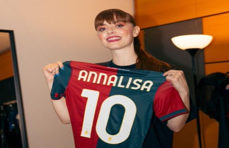 Annalisa, l'omaggio del Genoa con la maglia personalizzata: ecco perché 