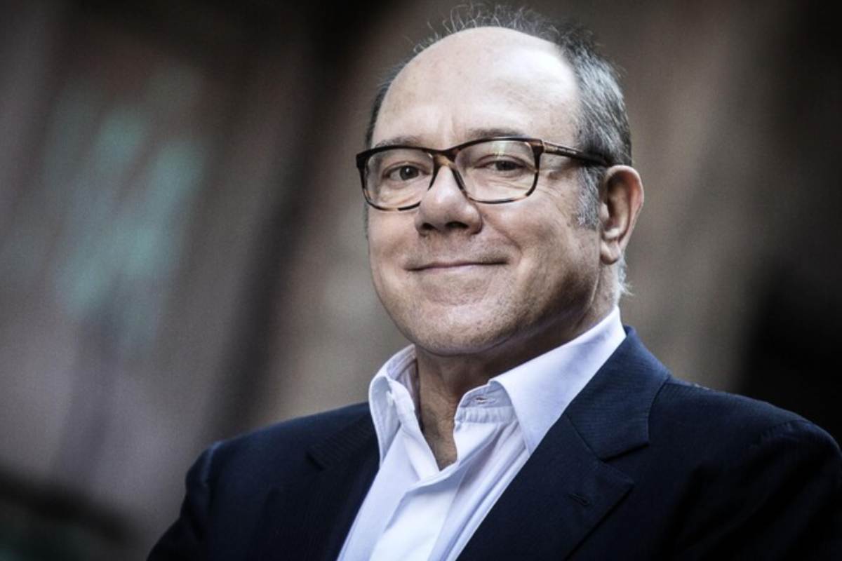 Carlo Verdone posa in una foto recente