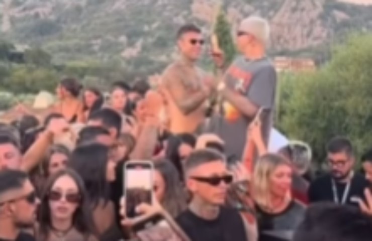 Fedez è la mega festa nella villa in Sardegna come vendetta contro i vicini