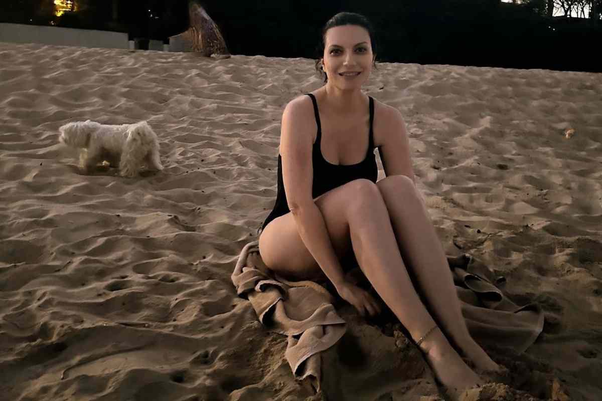 Laura Pausini incanta in bikini su Instagram, le FOTO